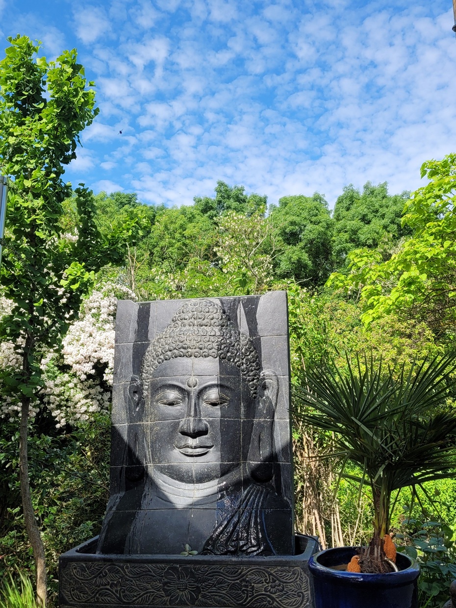 Buddhakopf als Brunnen für den Garten