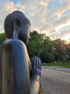 Sitzender Buddha 2m aus Lavaguss