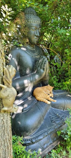 2m sitzender Buddha aus Lavaguss